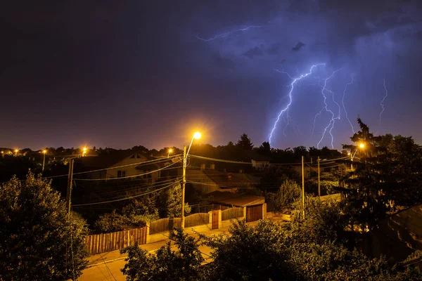 Thunder storm over houses in country side in the middle of the n — Stock Photo, Image