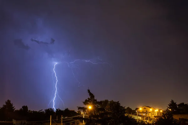 Thunder storm over houses in country side in the middle of the n — Stock Photo, Image