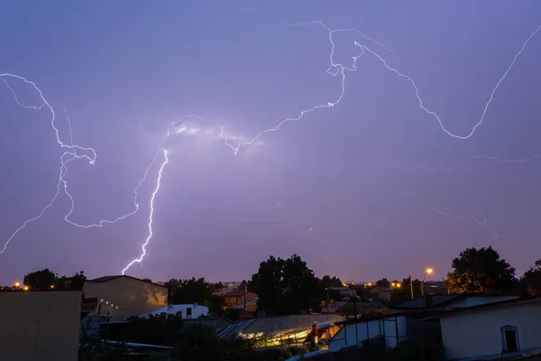 Thunder storm over houses in country side in the middle of the n — Stock Photo, Image