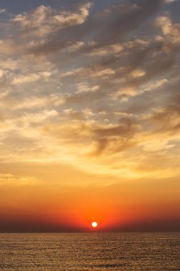 Sunrise güzel bulutların portre fotoğraf ve üzerinde bir deniz üzerinde