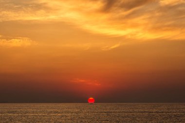 Sunrise güzel bulutlar yukarıdaki ile bir deniz üzerinde