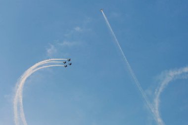 Günbatımı dumanlı arka planda uçakta silüeti