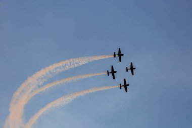 Günbatımı dumanlı arka planda uçakta silüeti