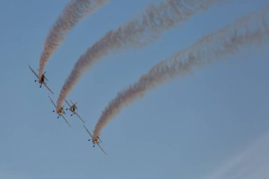 Günbatımı dumanlı arka planda uçakta silüeti