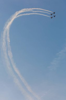 Günbatımı dumanlı arka planda uçakta silüeti