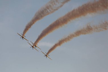 Günbatımı dumanlı arka planda uçakta silüeti