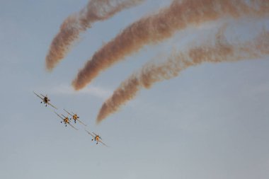 Günbatımı dumanlı arka planda uçakta silüeti