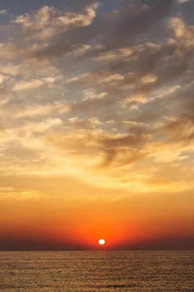Răsărit de soare peste o mare cu nori frumoși deasupra portretului fotografie ve — Fotografie, imagine de stoc