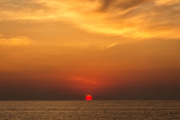 Lever de soleil sur une mer avec de beaux nuages au-dessus — Photo