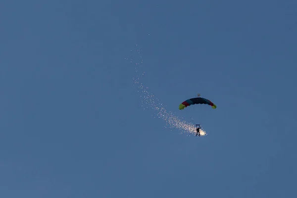 Parașută jumper cu foc pe picioare — Fotografie, imagine de stoc