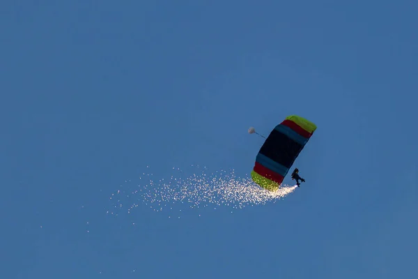 Fallschirmspringer mit Feuer an Beinen — Stockfoto
