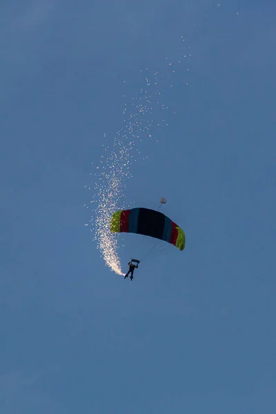 Parachute jumper met vuur op poten — Stockfoto