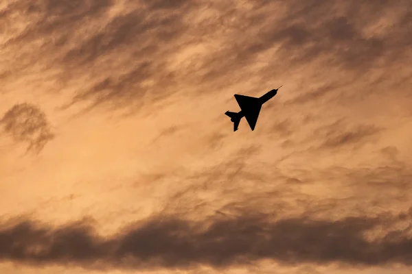 Überschallkampfflugzeug fliegt bei Sonnenuntergang — Stockfoto