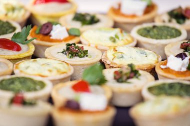 Mini turta parti için catering ile güzel aranjment