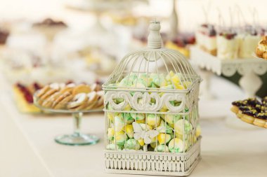 Düğün için güzel arranjment ile farklı tatlılar