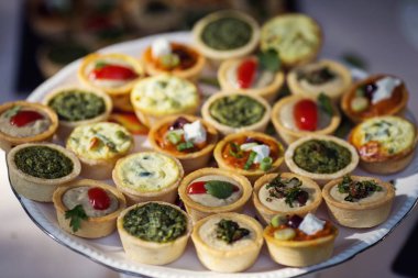 Mini turta parti için catering ile güzel aranjment