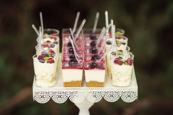 Různé sladkosti s pěknou arranjment pro svatební hostinu — Stock fotografie
