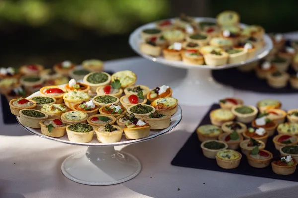 Mini turta parti için catering ile güzel aranjment — Stok fotoğraf