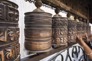 İbadet tekerlerimi Swayambhunath Tapınağı - maymun T'nda metalden yapılmış