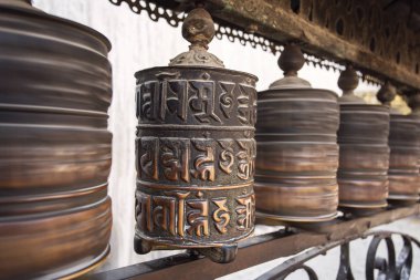 İbadet tekerlerimi Swayambhunath Tapınağı - maymun T'nda metalden yapılmış