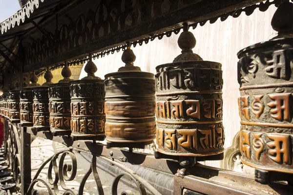 Modlitwa koła wykonane z metalu o świątynię Swayambhunath - małpa T — Zdjęcie stockowe