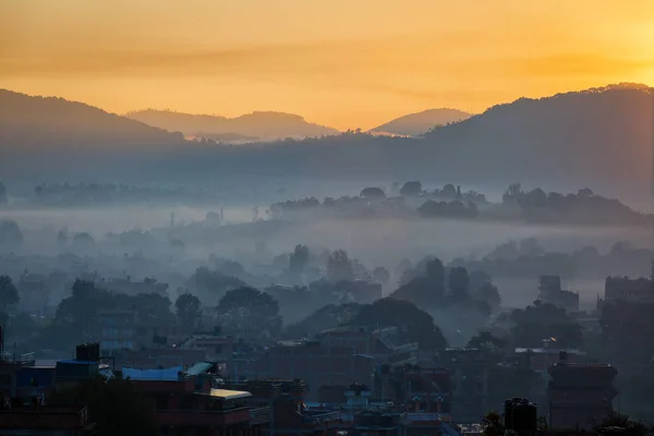 Nézd Bhaktapur, Nepál, napkeltekor, a Himalája hegység b — Stock Fotó