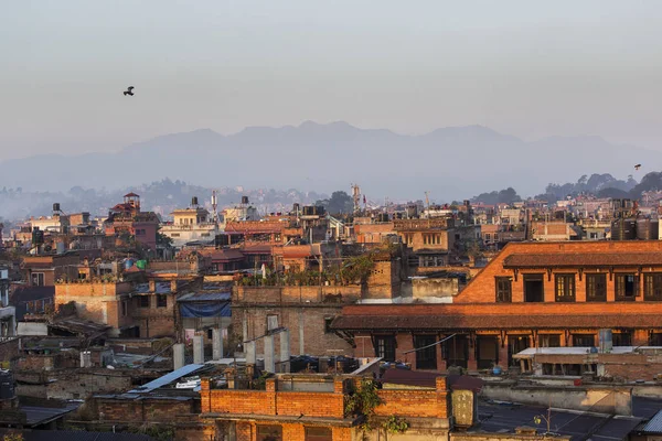Vue de Bhaktapur, Népal au lever du soleil avec les montagnes Himalaya en b — Photo