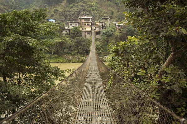 Prachtige brug in Himalaya Mountain tijdens trektochten, Nep — Stockfoto