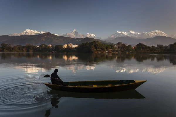 Beautiful landscape with Phewa Lake and boat on lake, mountains — Stock Photo, Image