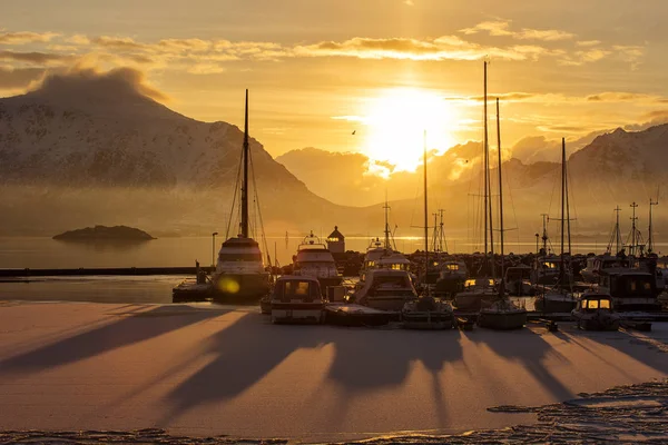 Puerto con barcos de pesca con montañas llenas de nieve en el fondo —  Fotos de Stock