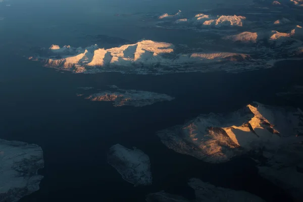 Increíble vista de los fiordos de Noruega desde el avión. Picos iluminados por s — Foto de Stock