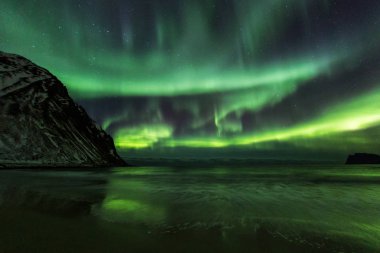 Kuzey ışıkları, Lofoten, arka planda manzara şaşırtıcı ne de