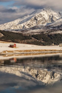 Bulutlar, sis, su, arkada reflectaion ile güzel manzara