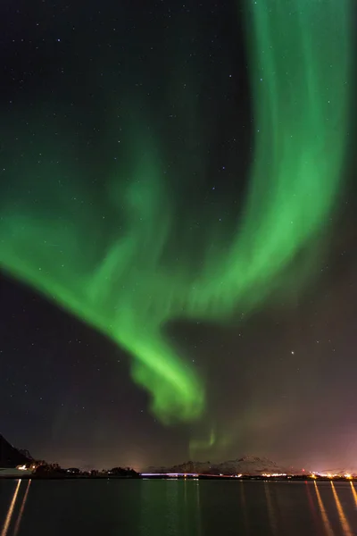 Kuzey ışıkları, Lofoten, arka planda manzara şaşırtıcı ne de — Stok fotoğraf