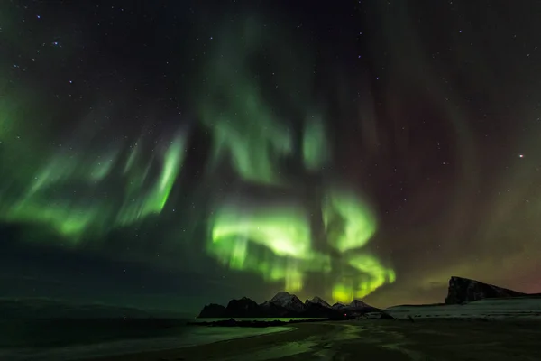 Kuzey ışıkları, Lofoten, arka planda manzara şaşırtıcı ne de — Stok fotoğraf