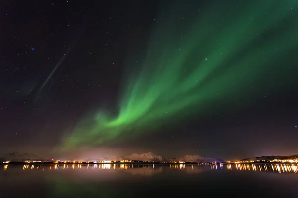 Kuzey ışıkları, Lofoten, arka planda manzara şaşırtıcı ne de — Stok fotoğraf