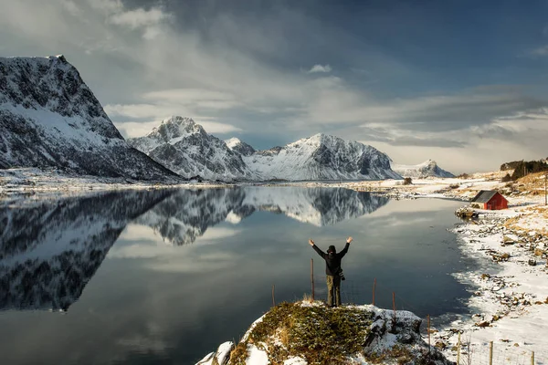 Fotograf genießt und fotografiert schöne Landschaft — Stockfoto