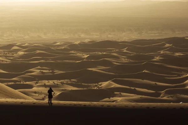 Homem Caminhando Sobre Dunas Deserto Saara Com Lindas Linhas Cores — Fotografia de Stock