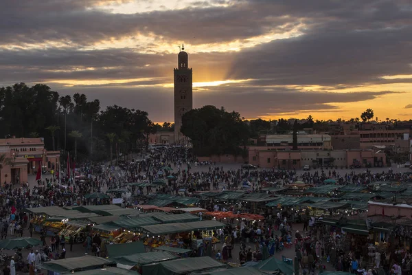Jamaa el Fna è una piazza e un mercato nella medina di Marrakech — Foto Stock