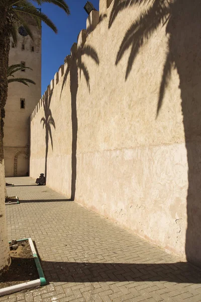 Ruas coloridas de Essaouira com Mesquita no fundo. Marrocos — Fotografia de Stock