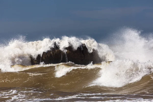 Grandes olas sobre un mar de fondo azul en Essaouira, Marruecos . — Foto de Stock