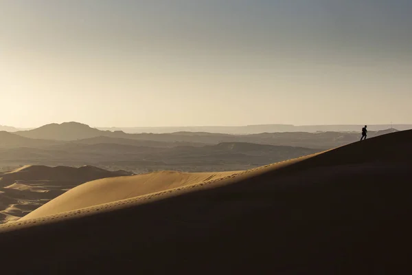 Mann Fuß Auf Dünen Der Wüste Sahara Mit Schönen Linien — Stockfoto