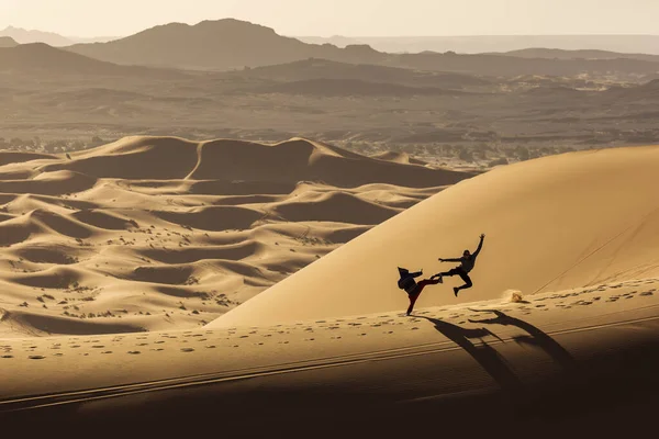 Twee Mensen Die Karate Duinen Woestijn Sahara Met Mooie Lijnen — Stockfoto