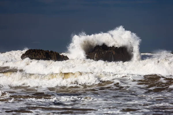 Grandes Olas Sobre Mar Fondo Azul Essaouira Marruecos — Foto de Stock