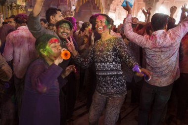 JAIPUR, INDIA - 10 Mart 2020 'de Hindistan' ın Jaipu kentinde yerel halk Holi festivalini kutladı. Holi bir renk festivali olarak kutlanan bir bahar festivali..