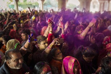 JAIPUR, INDIA - 10 Mart 2020 'de Hindistan' ın Jaipu kentinde yerel halk Holi festivalini kutladı. Holi bir renk festivali olarak kutlanan bir bahar festivali..