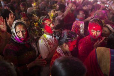 JAIPUR, INDIA - 10 Mart 2020 'de Hindistan' ın Jaipu kentinde yerel halk Holi festivalini kutladı. Holi bir renk festivali olarak kutlanan bir bahar festivali..