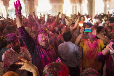 JAIPUR, INDIA - 10 Mart 2020 'de Hindistan' ın Jaipu kentinde yerel halk Holi festivalini kutladı. Holi bir renk festivali olarak kutlanan bir bahar festivali..
