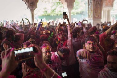 JAIPUR, INDIA - 10 Mart 2020 'de Hindistan' ın Jaipu kentinde yerel halk Holi festivalini kutladı. Holi bir renk festivali olarak kutlanan bir bahar festivali..