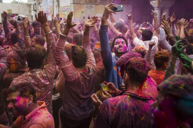 JAIPUR, INDIA - 10 Mart 2020 'de Hindistan' ın Jaipu kentinde yerel halk Holi festivalini kutladı. Holi bir renk festivali olarak kutlanan bir bahar festivali..